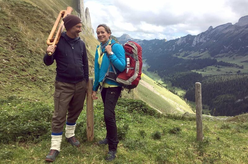 Tamina Kallert (r) in den Bergen im Appenzeller Land mit ihrem Begleiter Jürg Steigmeier. – Bild: ZDF und WDR/​Elke Haake.