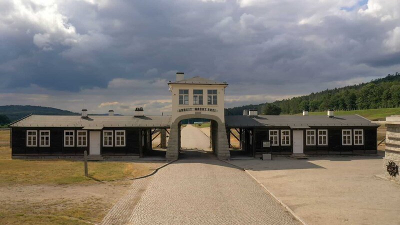Eingang zum Konzentrationslager Die Verwendung des sendungsbezogenen Materials ist nur mit dem Hinweis und Verlinkung auf RTL+ gestattet. – Bild: RTL /​ © RMCPRODUCTION