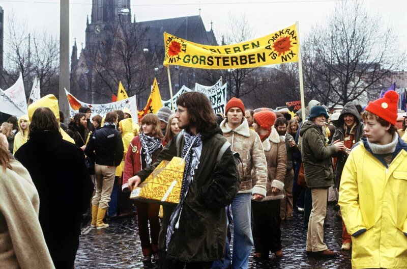 1979 protestieren rund 50.000 Atomkraftgegner gegen die Wiederaufbereitungsanlage in Gorleben. – Bild: picture-alliance /​ 1979 protestieren rund 50.000 Atomkraftgegner gegen die Wiederaufbereitungsanlage in Gorleben.