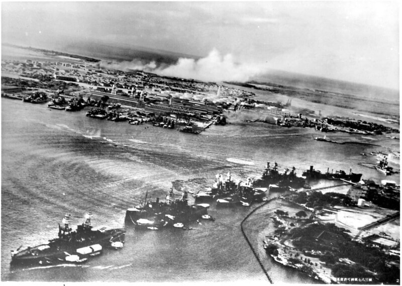 Pearl Harbor aus der Sicht eines japanischen Flugzeugs während der ersten Angriffswelle (2. von 2 Aufnahmen). 12/​07/​1941. – Bild: Public Domain/​ National Archives