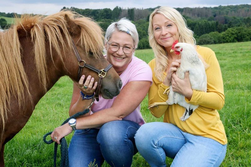 Uta Rönneburg (l.) und Judith Pein. – Bild: RTL /​ Sven Goerlich