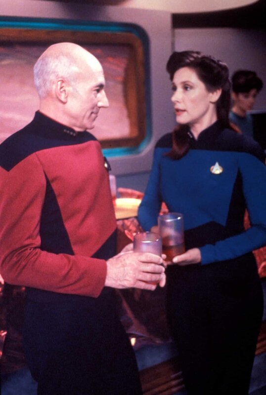 Weil Picard (Patrick Stewart) nicht schlafen kann, lernt er nachts auf der Enterprise zufällig Commander Nella Daren (Wendy Hughes) kennen. Sie teilt seine große Liebe zur Musik. So kommen sie sich in den folgenden Tagen näher. – Bild: SYFY