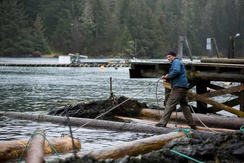 PORT PROTECTION, AK, USA: Sam Carlson secures a floating log with rope and his homemade staples in Port Protection, AK. – Bild: Copyright © The National Geographic Channel.
