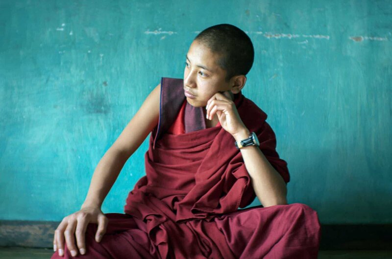 Sing Me A Song – Bild: Nour Films /​ Der junge Mönch Peyangki hat eine große Leidenschaft für Liebeslieder: Über WeChat verliebt er sich in die junge Sängerin Ugyen.