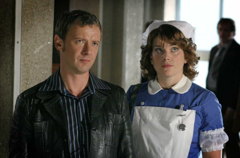 Annie (Liz White) wird zum Geiselnehmer geschickt. Sam Tyler (John Simm) ist angespannt. – Bild: BBC /​ Annie (Liz White) wird zum Geiselnehmer geschickt. Sam Tyler (John Simm) ist angespannt.