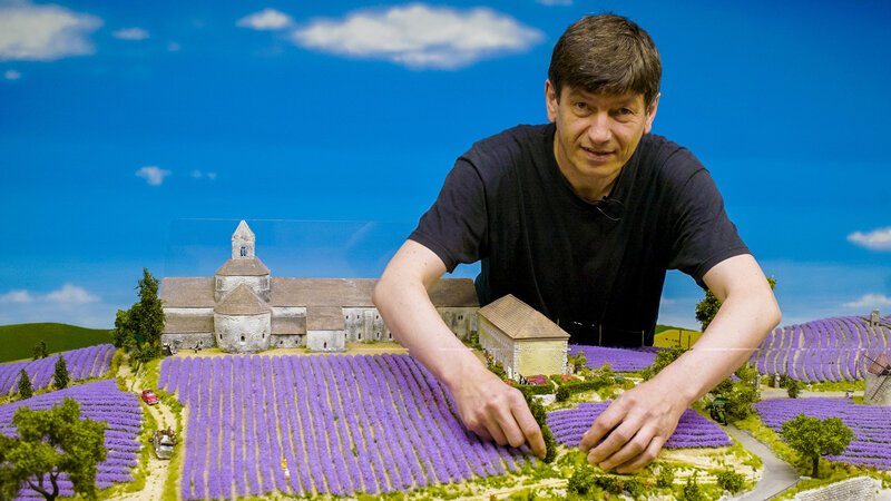 Südfrankreich ist der neueste Bauabschnitt – und einer der technisch anspruchvollsten. Landestypische Gebäude prägen den Teil, den Modellbaumeister Gerhard Dauscher zu verantworten hat. – Bild: BILD