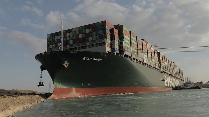 An der Südküste Chinas sticht das Containerschiff Ever Given in See, beladen mit Gütern im Wert von mehr als 700 Millionen Dollar. – Bild: BILD