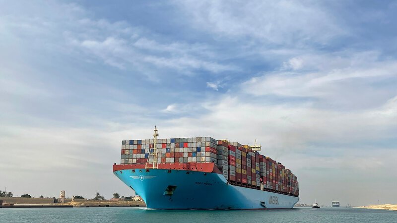 Die Ever Given wird von der Reederei Evergreen Marine betrieben. Das Schiff ist etwa 400 Meter lang, und gehört mit einem Fassungsvermögen von mehr als 20.000 Containern zu den größten Frachtern der Welt. – Bild: BILD Die Ever Given wird von der Reederei Evergreen Marine betrieben. Das Schiff ist etwa 400 Meter lang, und gehört mit einem Fassungsvermögen von mehr als 20.000 Containern zu den größten Frachtern der Welt. – Bild: BILD