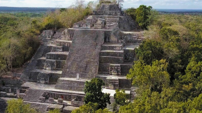 In den Städten Tikal und Calakmul im mexikanischen Dschungel lassen sich Spuren der antiken Technologien der Mayas finden, doch auch Indizien für den brutalen Untergangs des Königreiches. – Bild: BILD