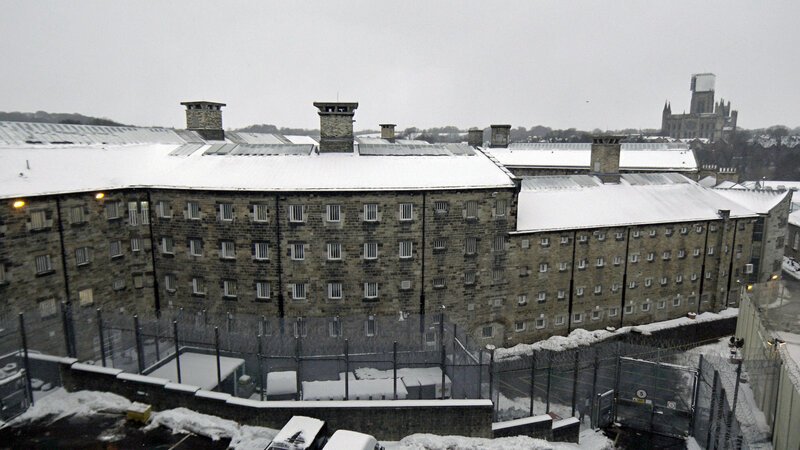 Die englische Strafvollzugsanstalt Durham ist ein Untersuchungsgefängnis. Häftlinge kommen aus dem Polizeigewahrsam oder dem Gerichtssaal direkt hierher. – Bild: BILD