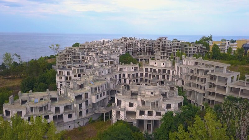 Das Costa del Croco in Bulgarien sollte einst zu einem riesigen Urlaubsort werden. Heute findet man dort an der Küste des schwarzen Meers lediglich Ruinen vor. – Bild: BILD