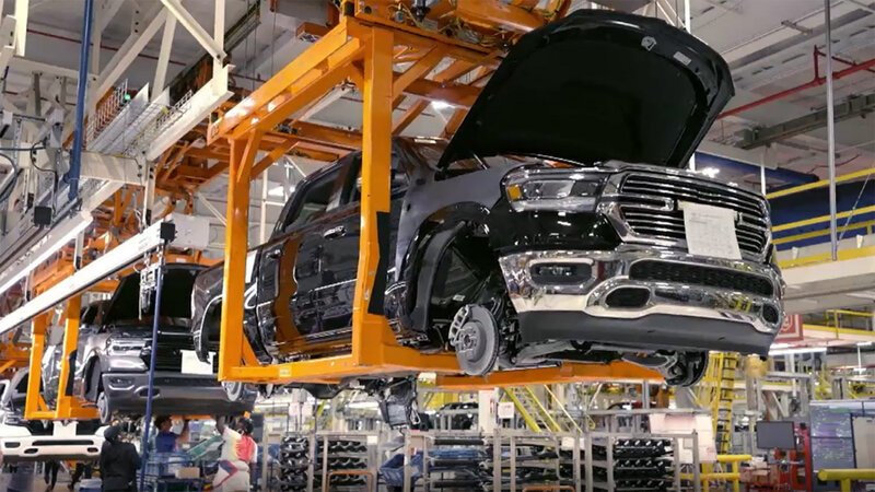 In der Fabrik im US-Vorort Sterling Heights entsteht durch siebentausend Arbeiter und mehr als eintausend intelligente Roboter einer der beliebtesten Pickup-Trucks aller Zeiten: der RAM 1500. – Bild: BILD