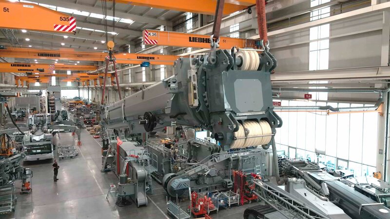 Der Teleskopmobilkrans ‚LTM 1750‘ wird im Liebherr-Werk im baden-württembergischen Ehingen gefertigt. Vollständig zusammengebaut ist der Stahlkoloss zweiundzwanzig Meter lang, drei Komma neun Meter hoch und drei Meter breit. – Bild: BILD Der Teleskopmobilkrans ‚LTM 1750‘ wird im Liebherr-Werk im baden-württembergischen Ehingen gefertigt. Vollständig zusammengebaut ist der Stahlkoloss zweiundzwanzig Meter lang, drei Komma neun Meter hoch und drei Meter breit. – Bild: BILD