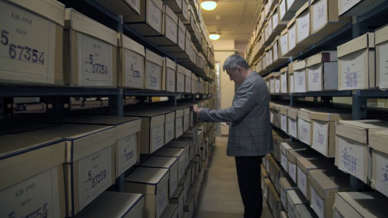 Der Experte für ukrainische Geschichte, Dr. Oleg Bazhan, geht alte Geheimakten im KGB-Archiv in der Ukraine durch. – Bild: BILD