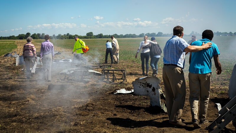 Die Ersthelfer und einige Zivillisten führen die Überlebenden vom Wrack des Flugzeugs weg. – Bild: BILD