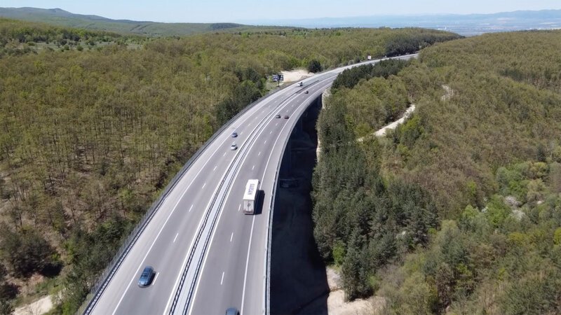 Im Durchschnitt kommt es auf der Trakija-Autobahn jeden Monat zu zweihundertfünfzig Unfällen und zweiundvierzig Todesfällen. – Bild: BILD