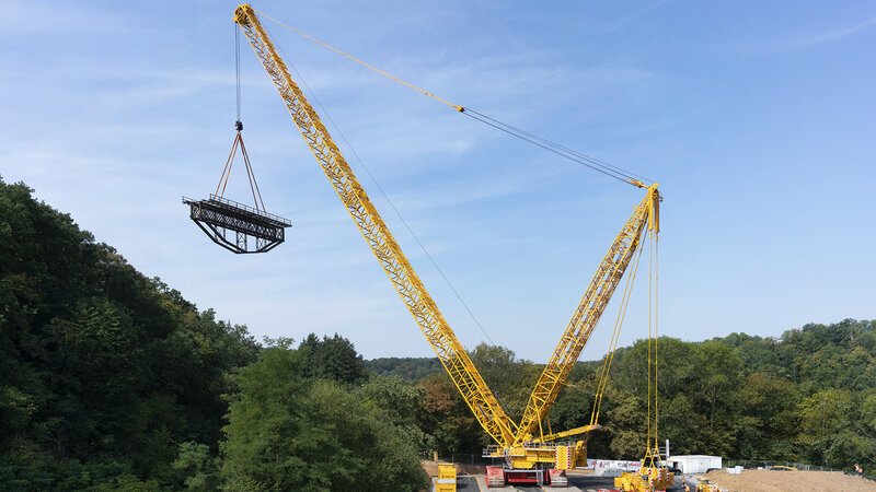 Nahe der schwäbischen Ortschaft Affalterbach hievt der Megakran eine Eisenbahnbrücke über einen Bach in einem Naturschutzgebiet. – Bild: BILD Nahe der schwäbischen Ortschaft Affalterbach hievt der Megakran eine Eisenbahnbrücke über einen Bach in einem Naturschutzgebiet. – Bild: BILD