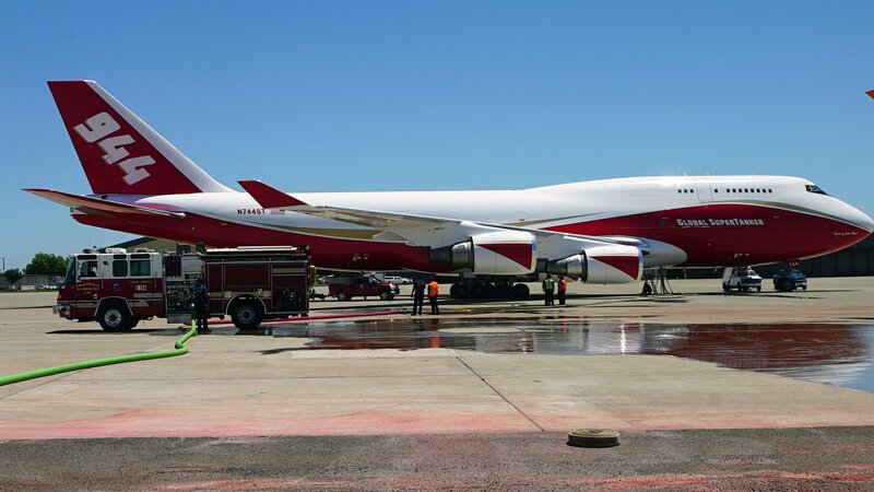 Dieser Supertanker, eine umgebaute Boeing 747, hat ein Fassungsvermögen von mehr als 70.000 Litern. – Bild: BILD