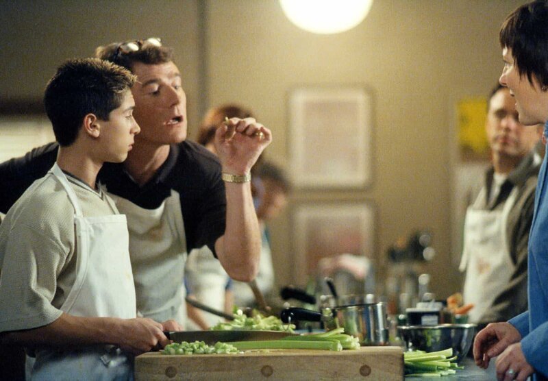 Hal (Bryan Cranston, 2.v.l.) präsentiert der Kochlehrerin die akkurat geschnittenen Lauchstückchen seines Sohnes Reese (Justin Berfield, l.) … – Bild: ViacomCBS