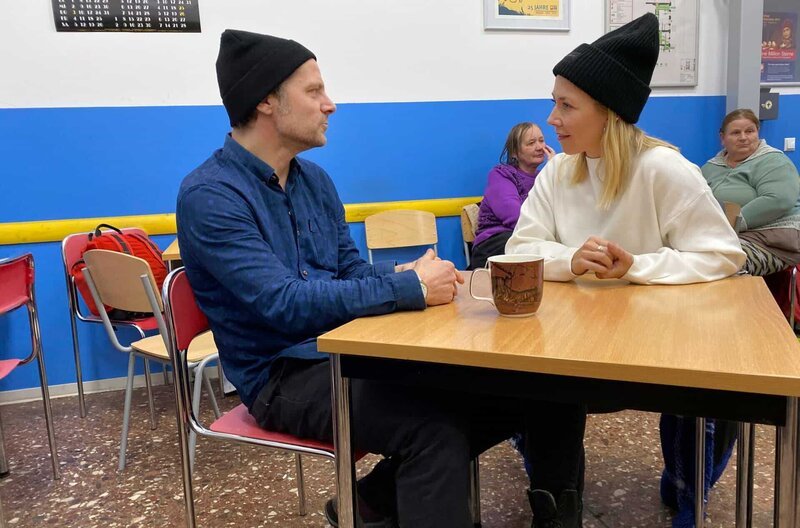 Florian Sosnowski und Sissy Metzschke im Interview Bahnhofsmission – Bild: MDR Florian Sosnowski und Sissy Metzschke im Interview Bahnhofsmission – Bild: MDR
