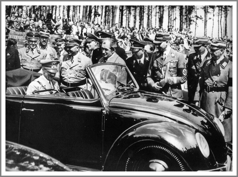 Adolf Hitler with Ferdinard Porche at the launch of ‚the people‘s car’ KDF VW Volkswagen Beetle prototype convertible air-cooled motorcar at Fallersleben Wolfsburg Germany May 1938. Image shot 1938. Exact date unknown. – Bild: Alamy Stock Photo /​ ALAMY /​ www.alamy.com