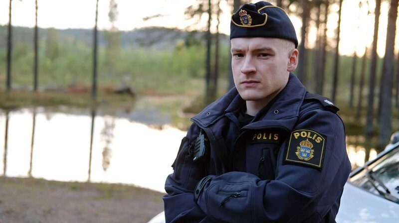 Polizeianwärter Peter Bäckström (Johan Marenius Nordahl) gerät zwischen die Stühle. – Bild: ARD Degeto/​ITV Global entertainment/​Oscar Lovnér