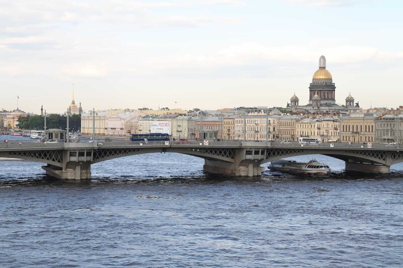 Sankt Petersburg in Russland vom Fluß Newa aus. – Bild: Bewegte Zeiten Filmproduktion GmbH/​BR/​Henning Kroeger