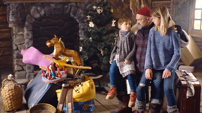 Der vermeintliche Heilige Nikolaus scheint den Geschwistern Artem und Polja etwas seltsam (von li nach re: Maksym Luchak, Vasyl Virastiuk, Ivanna Borodai). – Bild: SWR/BIG HAND FILMS Der vermeintliche Heilige Nikolaus scheint den Geschwistern Artem und Polja etwas seltsam (von li nach re: Maksym Luchak, Vasyl Virastiuk, Ivanna Borodai). – Bild: SWR/BIG HAND FILMS