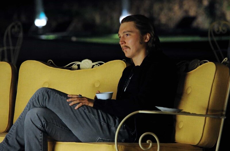 Jimmy Tree (Paul Dano) ist Zuschauer bei einer Abendveranstaltung im Hotel. – Bild: ARD Degeto/​Wild Bunch Germany