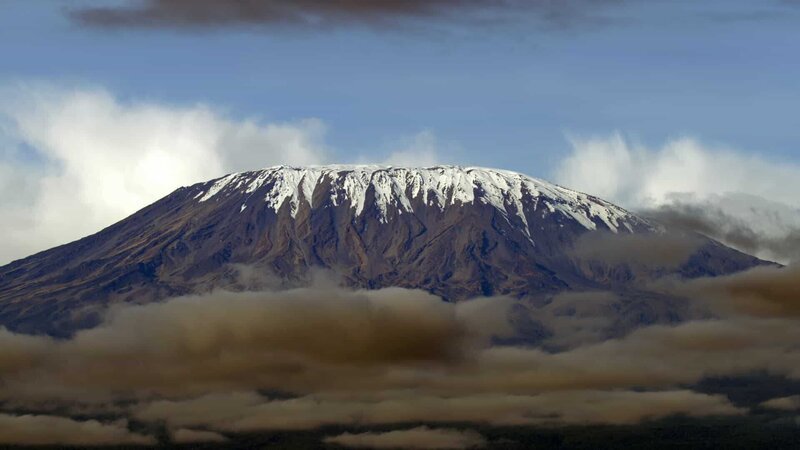 Die schneebedeckten Hänge des Kilimandscharo-Massivs sind ein Wahrzeichen Afrikas. – Bild: ZDF und Off the Fence.