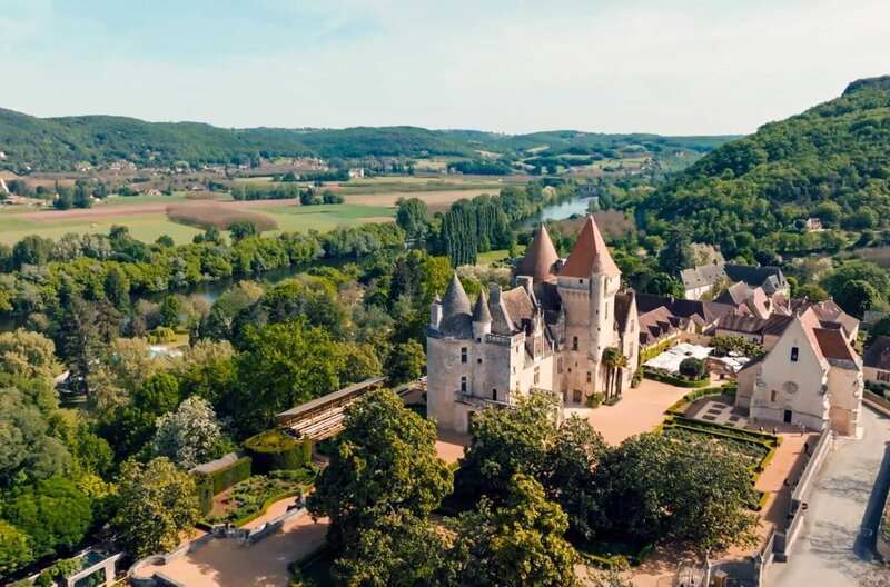 Hoch über der Dordogne: das Château des Milandes – Bild: Frederik Klose-Gerlich /​ Hoch über der Dordogne: das Château des Milandes