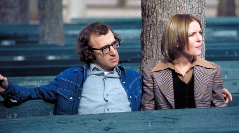 Mit Hilfe von Linda (Diane Keaton), der Frau seines besten Freundes, macht sich Allan Felix (Woody Allen) auf die Suche nach einer neuen Frau. – Bild: Paramount Pictures