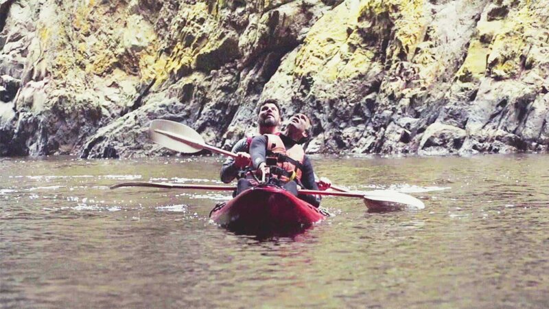 hinten: Riaan Manser – Bild: 2017_CuriosityStream-Inc