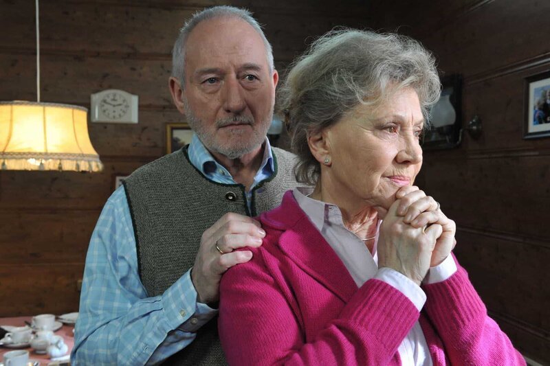 ARD STURM DER LIEBE FOLGE 1744, am Montag (22.04.13) um 15:10 Uhr im ERSTEN. Alfons (Sepp Schauer, l.) und Hildegard (Antje Hagen, r.) sind fassungslos. Soeben haben sie ihr Haus an Doris verloren. – Bild: Dieses Bild darf ausschließlich nach Maßgabe der Allgemeinen Geschäftsbedingungen für die Presselounges der Sender der ProSiebenSat.1 Media SE (AGB) genutzt werden. Die in den AGB festgesetzten Rechteeinschränkungen sind unbedingt  …