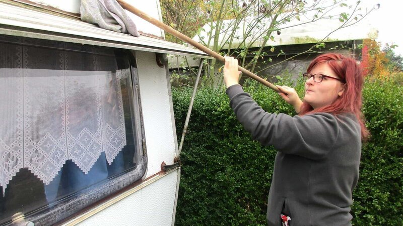 Tauschmutter Sara (Foto) putzt den Wohnwagen von aussenTauschmutter Sara (Foto) putzt den Wohnwagen von aussen – Bild: RTL Zwei