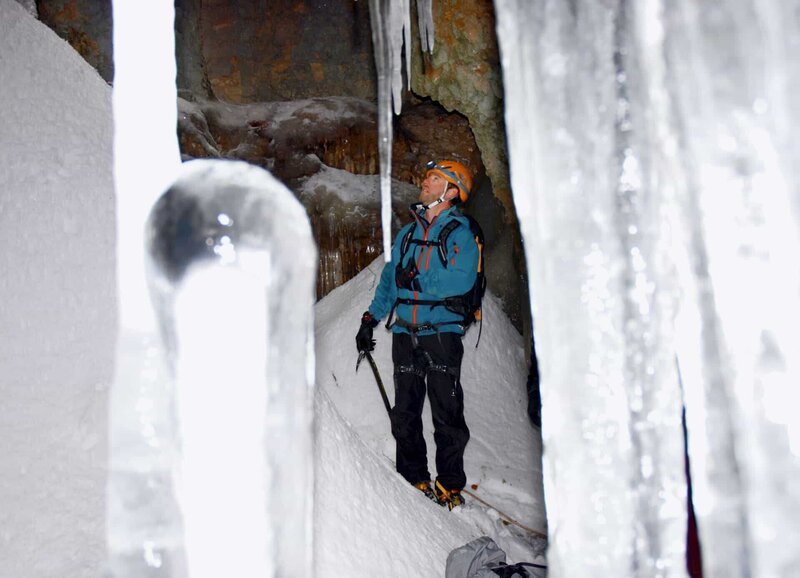 Moderator Nik Hartmann im grössten unterirdischen Gletscher der Schweiz im Val de Travers – Bild: ZDF und SRF