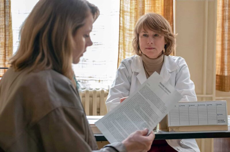 Kranke Geschäfte – Bild: ZDF/​ARTE/​Dusan Martincek /​ Dr. Sigurd (Corinna Harfouch, re.) klärt Marie Glaser (Felicitas Woll, li.) über die Nebenwirkungen der Medikamente ihrer Tochter auf.