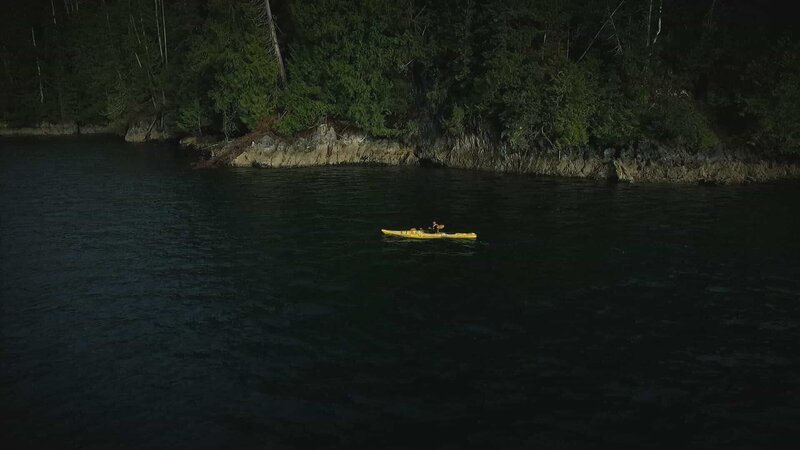 PORT PROTECTION, ALASKA- Amanda Makar kayaks to the location of her new houseboat. (Photo Credit: National Geographic Channels/​ Nick Morrison) – Bild: Copyright © The National Geographic Channel.