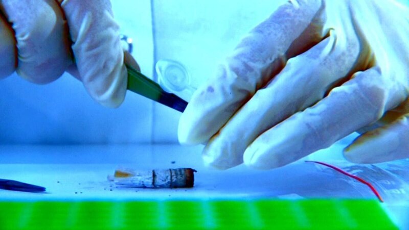 Fall „Einbetoniert“: Bringt die DNA-Analyse eines am Tatort gefundenen Zigarettenstummel eine Spur zu dem Mörder? – Bild: RTL