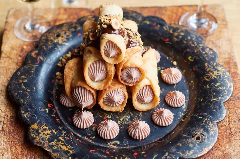 Mit Schokolade und Ricotta gefüllte Cannoli. – Bild: DAVID LOFTUS Lizenzbild frei