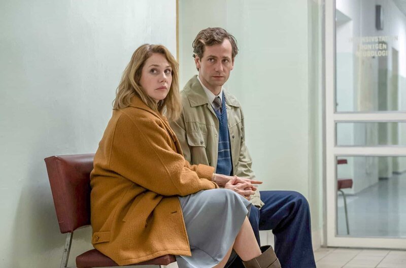 Marie Glaser (Felicitas Woll) will – trotz der Zweifel ihres Mannes Armin Glaser (Florian Stetter) – , dass ihre Tochter weiterhin mit den Medikamenten behandelt wird. – Bild: ZDF/ARTE/Dusan Martincek / Marie Glaser (Felicitas Woll) will ? trotz der Zweifel ihres Mannes Armin Glaser (Florian Stetter) ?, dass ihre Tochter weiterhin mit den Medikamenten behandelt wird. Marie Glaser (Felicitas Woll) will – trotz der Zweifel ihres Mannes Armin Glaser (Florian Stetter) – , dass ihre Tochter weiterhin mit den Medikamenten behandelt wird. – Bild: ZDF/ARTE/Dusan Martincek / Marie Glaser (Felicitas Woll) will ? trotz der Zweifel ihres Mannes Armin Glaser (Florian Stetter) ?, dass ihre Tochter weiterhin mit den Medikamenten behandelt wird.