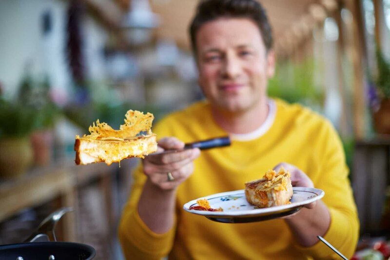 Jamie Oliver präsentiert sein getoastetes Käsesandwich. – Bild: RTL Living