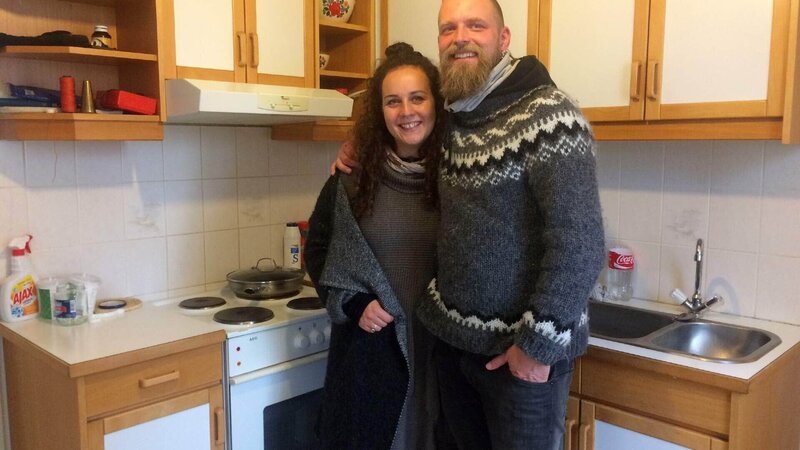 Madeline (30) und Jan (37) auf Island – Bild: TVNOW /​ Fandango