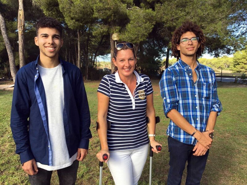 Daniela Schäfer (45) mit ihren Söhnen Jermaine (19, r.) und Jeremy (18) – Bild: RTL /​ Fandango