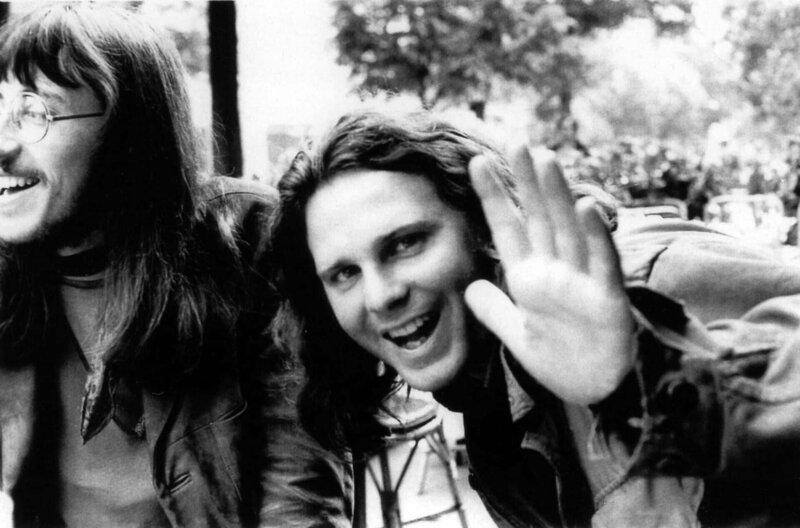 Jim Morrison (li.) mit seinem guten Freund Hervé Muller (re.) – Bild: Hervé Muller / Jim Morrison (li.) mit seinem guten Freund Hervé Muller (re.) Jim Morrison (li.) mit seinem guten Freund Hervé Muller (re.) – Bild: Hervé Muller / Jim Morrison (li.) mit seinem guten Freund Hervé Muller (re.)