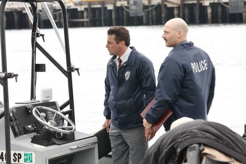 Detective Rex Winters (Skeet Ulrich, l.) und Detective Thomas „TJ“ Jaruszalski (Corey Stoll) – Bild: RTL /​ NBC