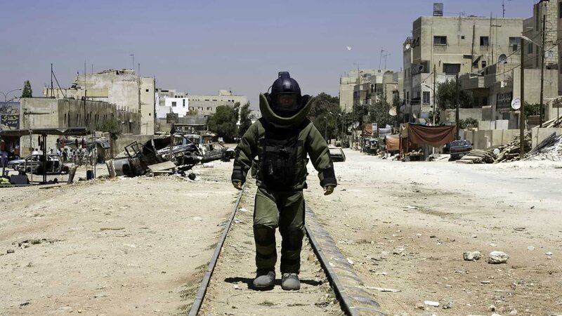 Sergeant Matt Thompson (Guy Pearce) im Bomben-Schutzanzug und auf dem Weg zur BombeSergeant Matt Thompson (Guy Pearce) im Bomben-Schutzanzug und auf dem Weg zur Bombe – Bild: RTL Zwei Sergeant Matt Thompson (Guy Pearce) im Bomben-Schutzanzug und auf dem Weg zur BombeSergeant Matt Thompson (Guy Pearce) im Bomben-Schutzanzug und auf dem Weg zur Bombe – Bild: RTL Zwei