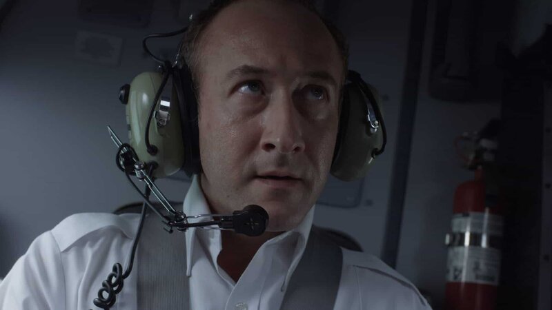 REENACTMENT – Helicopter pilot, Ara Zobayan (played by Perry Mucci), struggles to fly a Sikorsky S-76-B helicopter carrying basketball legend Kobe Bryan, his daugher and six other passengers. (Cineflix 2021) – Bild: Cineflix 2021 /​ Cineflix 2021