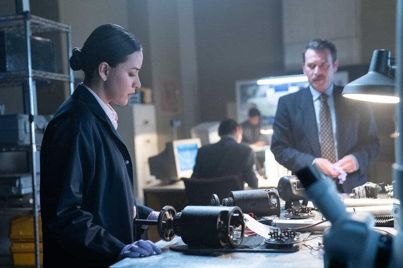 REENACTMENT – Lead NTSB investigator (played by Jacob James) and lab technician (played by Dianne Aguliar) are perplexed upon learning that Air Illinois Flight 710 ran out of electrical power and crashed with four working batteries and one working generator. (Cineflix 2021/​Shay Markowitz) – Bild: Shay Markowitz /​ Cineflix 2021/​Shay Markowitz /​ Cineflix 2021