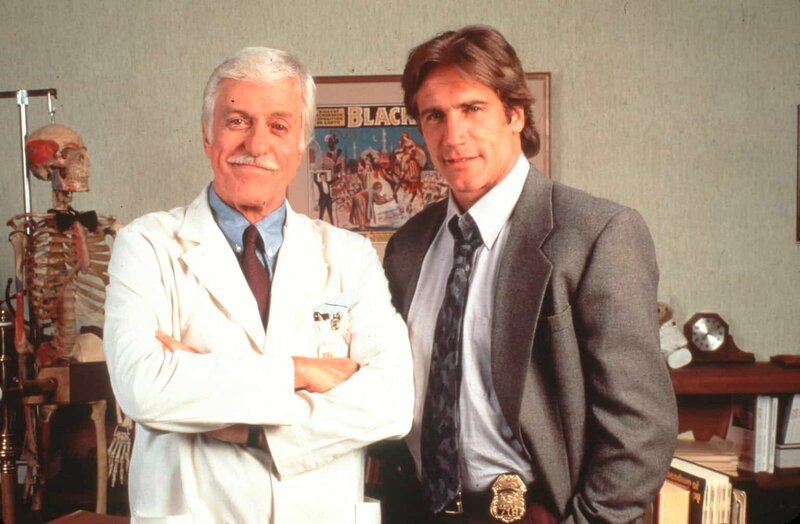 Dr. Mark Sloan (Dick Van Dyke, l.) ist Oberarzt einer Klinik und medizinischer Berater der örtlichen Polizei, bei deren Mordkommission sein Sohn Steve (Barry Van Dyke) tätig ist. – Bild: Viacom Lizenzbild frei
